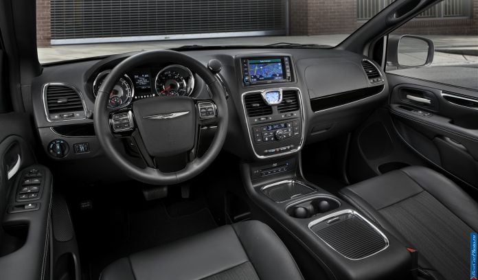 2013 Chrysler Town Country S - фотография 7 из 10
