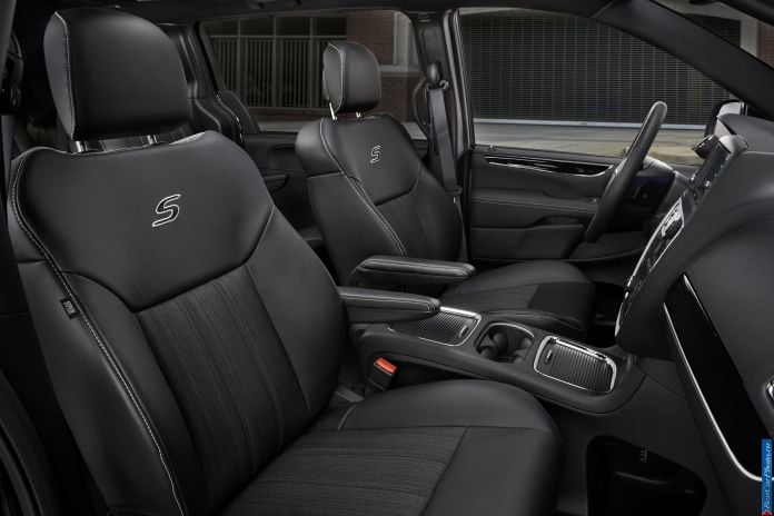 2013 Chrysler Town Country S - фотография 8 из 10