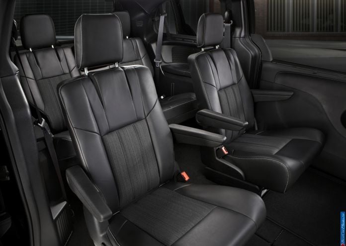 2013 Chrysler Town Country S - фотография 10 из 10