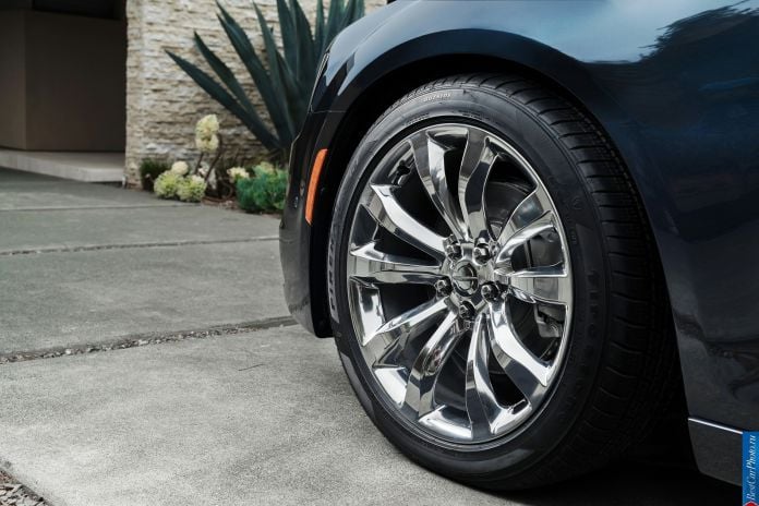 2015 Chrysler 300 - фотография 139 из 226