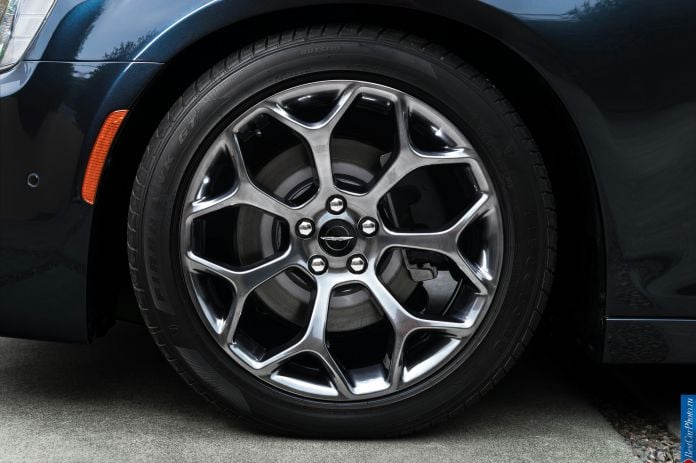 2015 Chrysler 300 - фотография 143 из 226