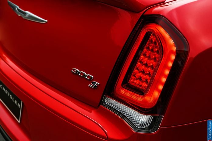 2015 Chrysler 300 - фотография 159 из 226