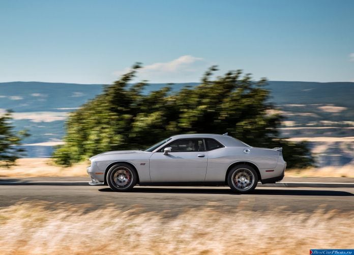2015 Dodge Challenger SRT - фотография 10 из 31