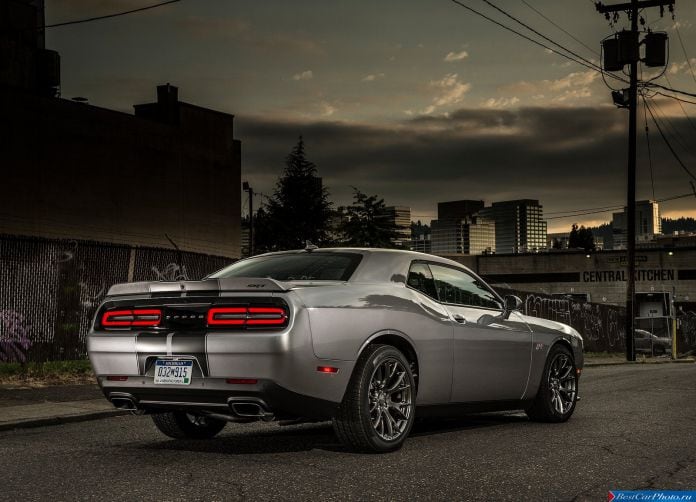 2015 Dodge Challenger SRT - фотография 12 из 31