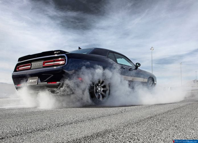 2015 Dodge Challenger SRT - фотография 16 из 31
