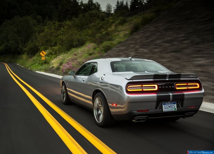 2015 Dodge Challenger SRT - фотография 19 из 31