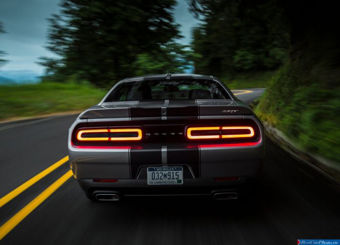 2015 Dodge Challenger SRT - фотография 27 из 31
