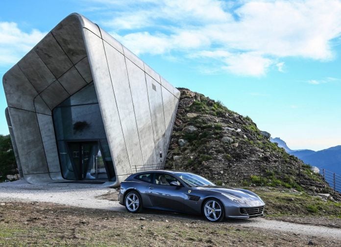 2016 Ferrari GTC4lusso - фотография 9 из 53