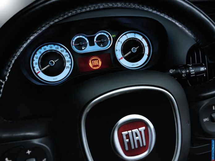 2012 Fiat 500L - фотография 33 из 42