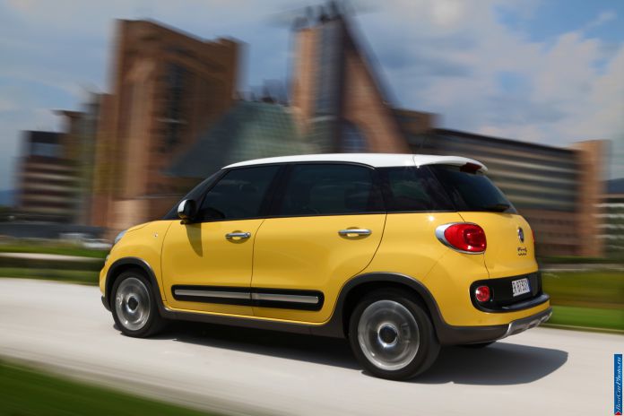 2014 Fiat 500L Trekking - фотография 15 из 31 2014 Fiat 500L Trekking - фотография 15 из 31