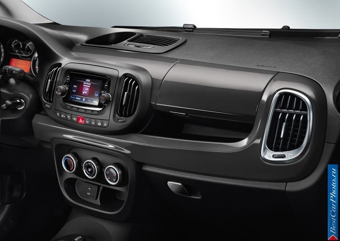 2014 Fiat 500L Trekking - фотография 29 из 31 2014 Fiat 500L Trekking - фотография 29 из 31
