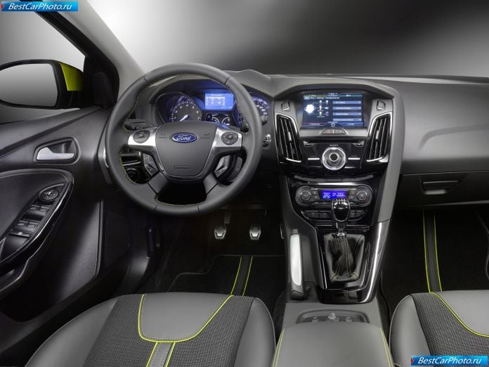 2011 Ford Focus Estate - фотография 17 из 20