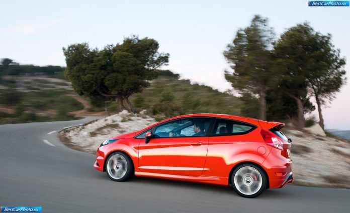 2013 Ford Fiesta ST - фотография 2 из 16