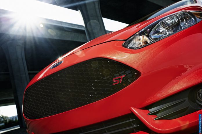 2014 Ford Fiesta ST - фотография 33 из 44
