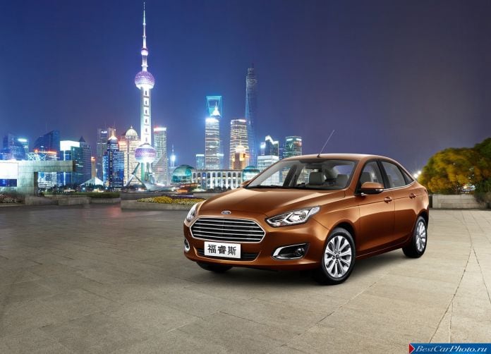 2015 Ford Escort - фотография 1 из 21