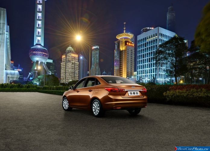 2015 Ford Escort - фотография 2 из 21