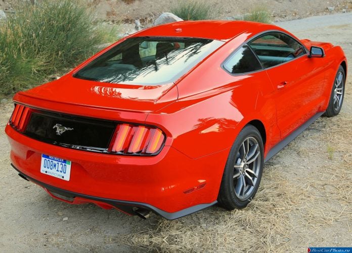 2015 Ford Mustang EcoBoost - фотография 38 из 93
