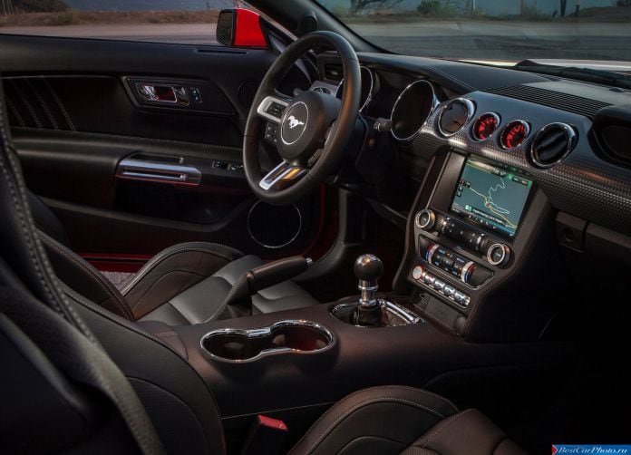 2015 Ford Mustang EcoBoost - фотография 60 из 93