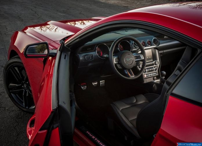 2015 Ford Mustang EcoBoost - фотография 66 из 93
