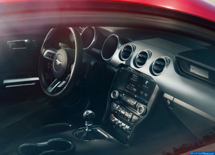 2015 Ford Mustang GT - фотография 29 из 66