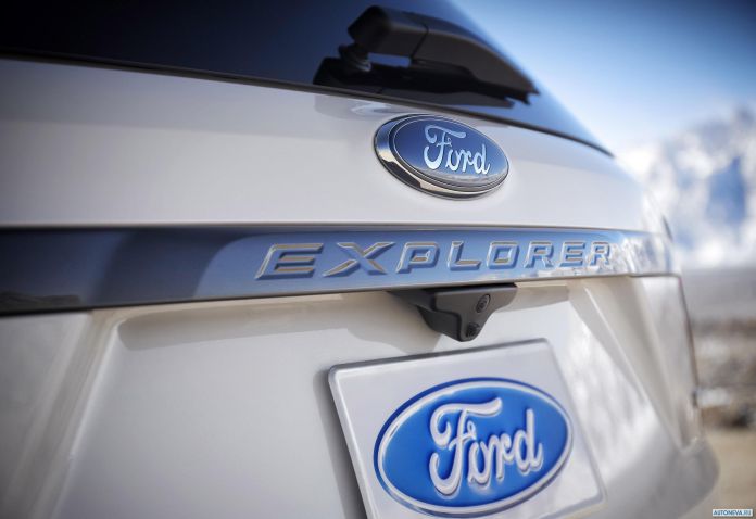 2016 Ford Explorer XLT Sport Appearance Package - фотография 10 из 19