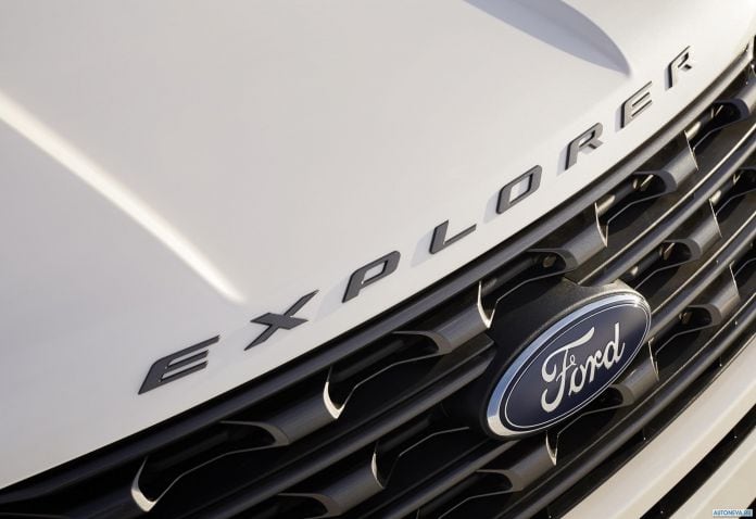 2016 Ford Explorer XLT Sport Appearance Package - фотография 12 из 19
