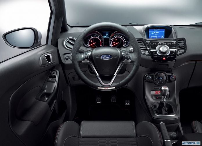 2017 Ford Fiesta ST200 - фотография 4 из 46