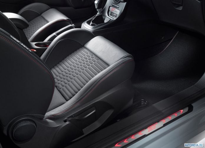 2017 Ford Fiesta ST200 - фотография 8 из 46