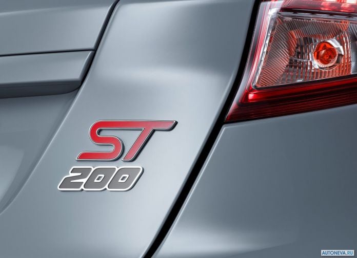2017 Ford Fiesta ST200 - фотография 10 из 46