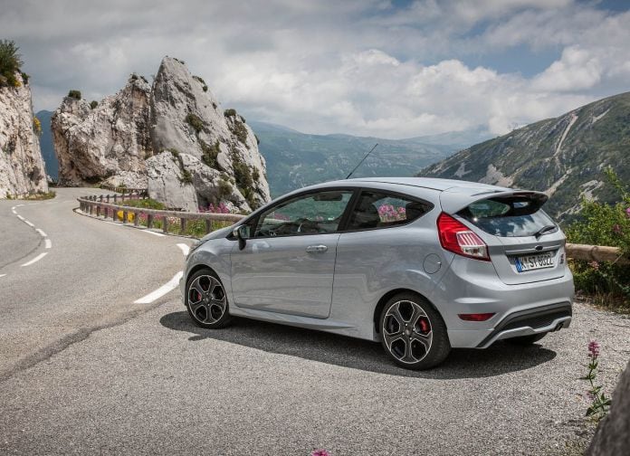 2017 Ford Fiesta ST200 - фотография 16 из 46
