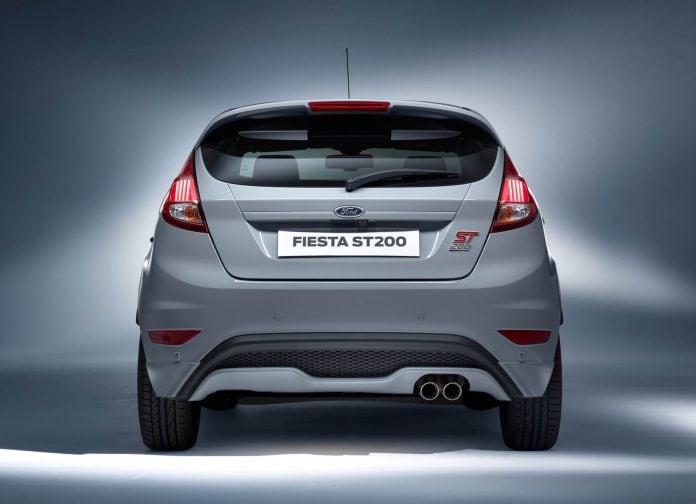 2017 Ford Fiesta ST200 - фотография 24 из 46