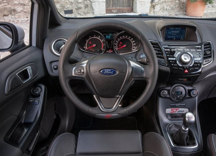 2017 Ford Fiesta ST200 - фотография 25 из 46