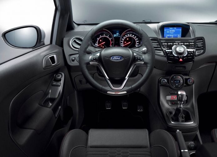2017 Ford Fiesta ST200 - фотография 26 из 46