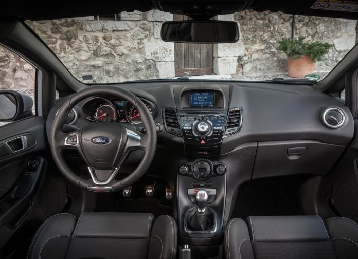 2017 Ford Fiesta ST200 - фотография 27 из 46