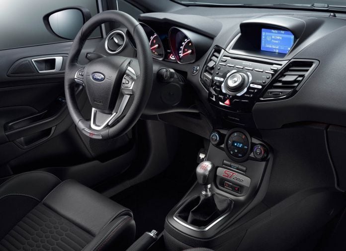 2017 Ford Fiesta ST200 - фотография 28 из 46