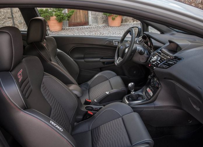 2017 Ford Fiesta ST200 - фотография 29 из 46