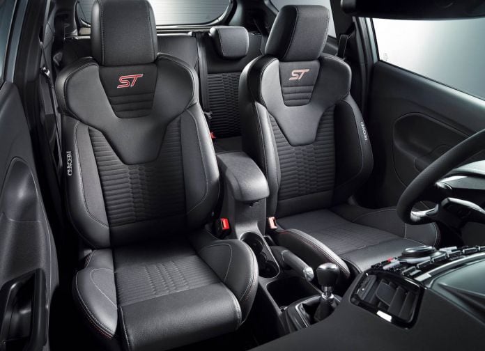 2017 Ford Fiesta ST200 - фотография 30 из 46