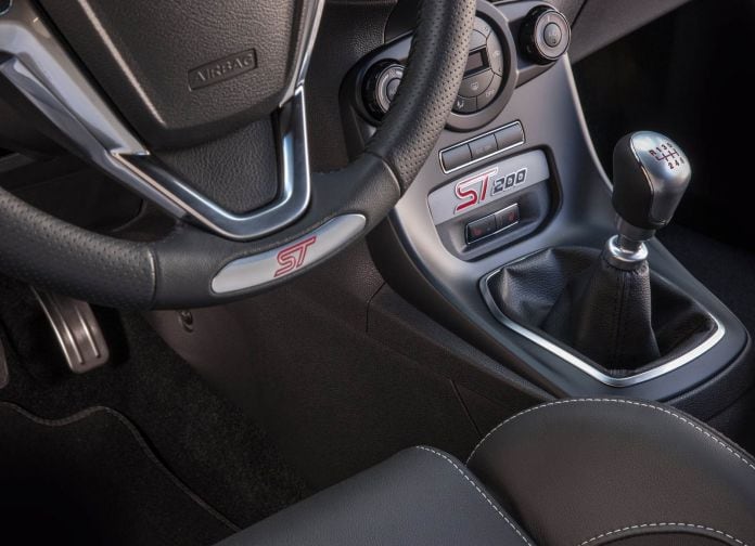 2017 Ford Fiesta ST200 - фотография 31 из 46