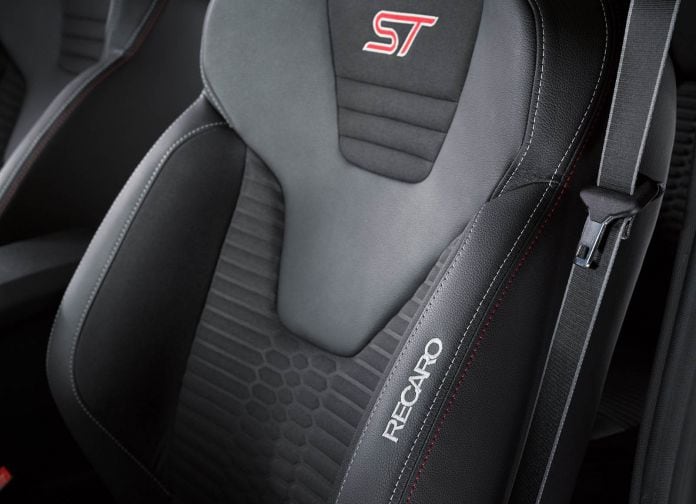2017 Ford Fiesta ST200 - фотография 32 из 46