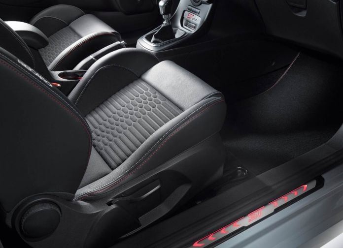 2017 Ford Fiesta ST200 - фотография 33 из 46