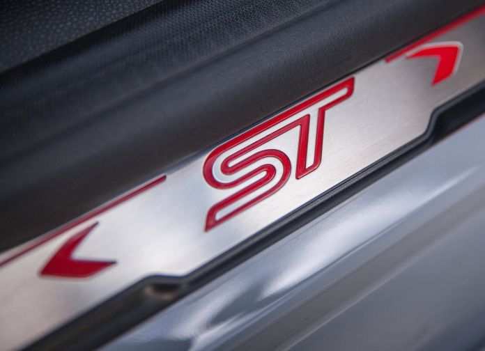 2017 Ford Fiesta ST200 - фотография 37 из 46