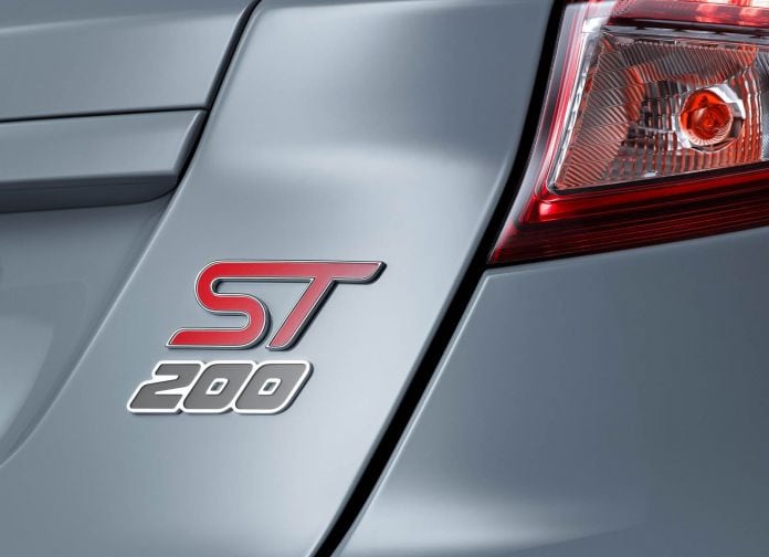 2017 Ford Fiesta ST200 - фотография 42 из 46