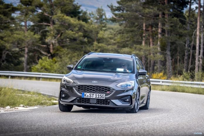2020 Ford Focus ST Wagon - фотография 2 из 40