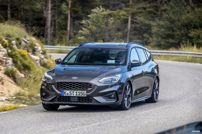 2020 Ford Focus ST Wagon - фотография 3 из 40