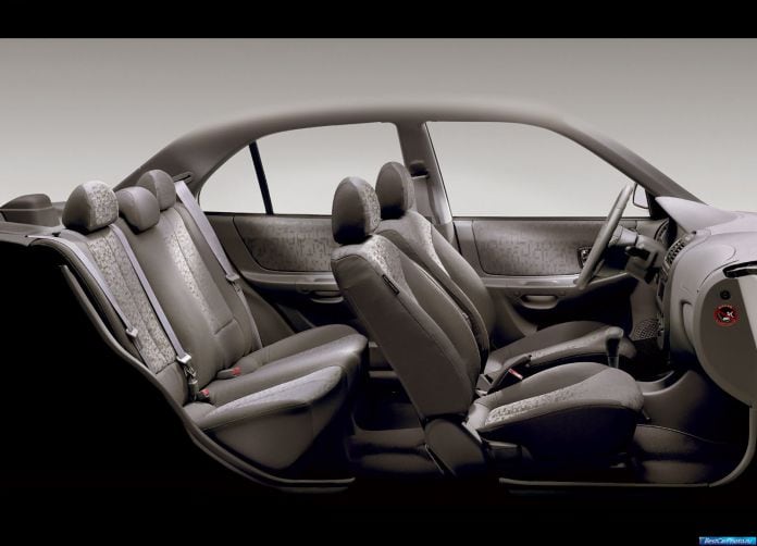 2004 Hyundai Accent - фотография 7 из 18