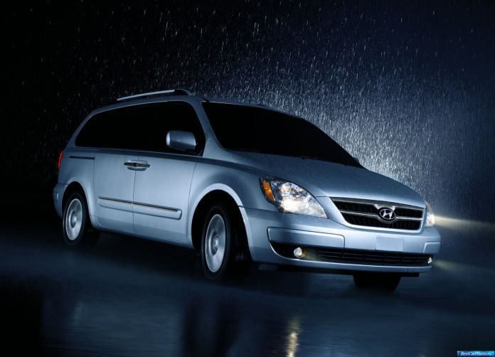 2007 Hyundai Entourage - фотография 2 из 26