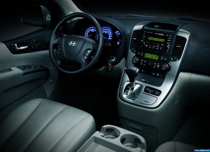 2007 Hyundai Entourage - фотография 3 из 26