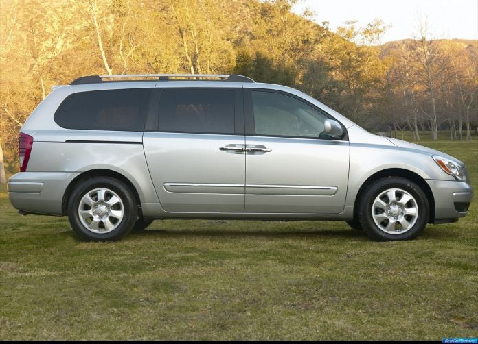 2007 Hyundai Entourage - фотография 14 из 26