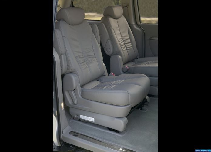 2007 Hyundai Entourage - фотография 24 из 26