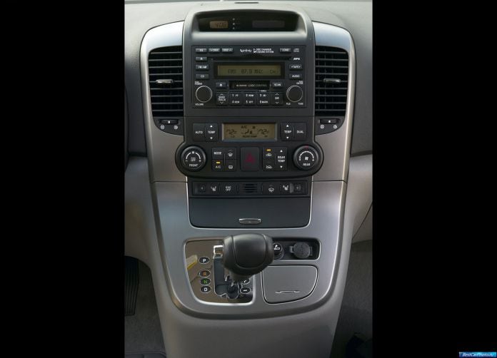 2007 Hyundai Entourage - фотография 25 из 26